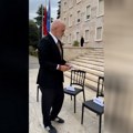 Rama postavio stolice sa natpisom "dijalog", pozvao studente na razgovor