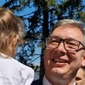 "Budući svetski šampion u karateu": Predsednik Vučić sreo se u Lovćencu sa malom Unom (video)