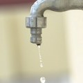 Pre 20 godina u Zrenjaninu zabranjena voda za piće, rešenja još uvek nema, kupuje se flaširana