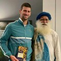 Novak pobedio, a onda ga je sačekao misteriozni guru: Iz Indije doleteo pravo u Melburn, samo zbog Đokovića! (foto)