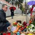 Владо Георгиев положио цвец́е испред руске амбасаде и поручио: Брац́а смо заувек