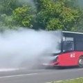 U Vodovodskoj ulici pravi pakao! Zapalio se bus na Julinom brdu - putnici bežali glavomBEZ obzira!