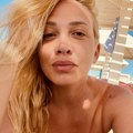 Milica Todorović bez trunke šminke u mini bikiniju! Pevačica se skinula i puca od samopouzdanja: Tračice se usekle u telo…