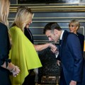 Makron ljubi ruku, Zelenski ne sme da je pogleda Najmoćniji lideri sveta u senci jedne žene na samitu NATO-a u Hagu (foto)