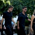 Potresne scene sa sahrane Dioga Žote: Saigrači iz Liverpula nose vence sa posebnim brojevima (foto)