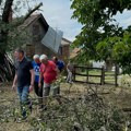 Snažno nevreme pogodilo Gornji Milanovac: Oluja nosila crepove sa krovova, oštećeno mnogo kuća (Foto)