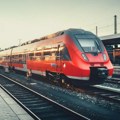 "Takve stvari se obično završe smrću" Muškarac se zakačio za brzi voz, usledio pakao pri brzini od 230 km/h! Jedva je…