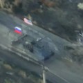 Rusi u jurišaju sa američkom zastavom: "Trolovanje" na bojnom polju, ili drska politička poruka? (VIDEO)