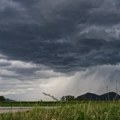 Snažno nevreme u Čačku, jak vetar u Kragujevcu obarao trula stabla, buknuli požari