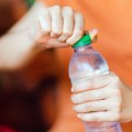 Plastične flaše se opet menjaju: Nakon pričvršćenog čepa još jedna novina