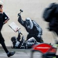 Uklonjen Benksijev mural sudije koji tuče demonstranta: Sud u Londonu ne voli ogledalo
