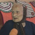 Baka Radmila sa osmehom oduvala svećicu sa brojem 100 Ovo su njeni saveti za dugovečnost (foto)