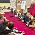 Humani osnovci iz Paraćina: U Crveni krst doneli darove za socijalno ugroženu decu