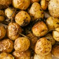 Supermarket prodaje jaknu koja izgleda kao gigantski pečeni krompir i svi je žele