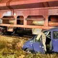 Užas u Pančevu: Voz udario u automobil u kom su bili otac i ćerka: Automobil potpuno zgužvan, oni imali ogromnu sreću