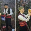 Pod Šar planinom i danas se čuva tradicija: Badnjake sekli u narodnoj nošnji!