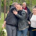 Brat Rade Manojlović utučen, pevač ne prestaje da plače: Poznati se opraštaju od Saše na groblju