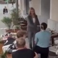 Jeziva scena iz kafića! Momak kleknuo pred devojkom, izvadio prsten i zaprosio je pred svima: Kad je rekla "ne" usledio je…