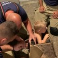 Dečak se zaglavio u tabureu Vatrogasci ga spasili, pa sa njima proveo nezaboravno vreme