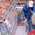 Dramatičan snimak: Uleteo sa nožem i opljačkao prodavnicu - usledila munjevita akcija novosadske policije