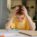Zadatak iz matematike za prvi razred izazvao buru u komšiluku: "Ovo je preteško za našu decu"