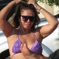 Providna haljina pripijena uz telo Neda Ukraden pozira na plaži, pljušte komentari: "Grmiš ceo život"