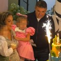 Pevačica sa mužem milionerom slavi sinu rođendan Oko njih prava džungla, a tek da vidite tortu sa vatrometom: Nadica puca od…