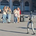 (Video) Robot đuskao uz disko muziku, pa zaplesao i balet: Atrakcija u centru Novog Sada, svi odmah povadili telefone
