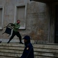Počinje haos u Tirani: Demonstranti pokušavaju da upadnu u Ramin kabinet, opet mu polupali stolice