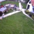 Snimak stravične nesreće kod Kosjerića: Berači malina sleteli sa puta, uleteli u dvorište, pa se zakucali u letnjikovac…