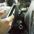 Skoro 4.000 vozača kažnjeno zbog upotrebe telefona u vožnji, više od 700 pešaka zbog slušalica