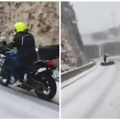 Ovako se gubi glava! Usred zimskog haosa juri na motoru, zamalo da izgubi glavu - "Godišnji skup ljubitelja letnjih guma?"…