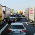 АМСС: На Батровцима аутомобили чекају 30 минута да изађу из Србије, камиони сат времена