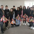 Učenici iz Medoševca odneli paketiće mališanima na Dečijoj klinici