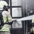 (Foto) požar u Prijedoru: Mehaničarska radnja u plamenu, vatrogasci jedva ugasili vatru