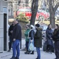 Svakodnevne gužve za podizanje dinara na Kosovu i Metohiji