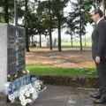 Vučić položio cveće u spomen-parku u Malom Orašju: "Kao roditelj, osećam ogroman bol zbog izgubljenih života"