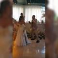 Uzavrela atmosfera na venčanju vlade iz "Magla benda": Mladenci najveseliji! Mlada spustila bretele, Savić se potpuno opustio…