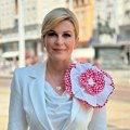 (Foto) ima se, može se: Kolinda nosi torbu od 4.000 evra: Bivša hrvatska predsednica pokazala preskupu torbicu od jagnjeće…