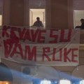 (VIDEO) Transparent „Krvave su vam ruke“ na Gradskoj kući u Novom Sadu