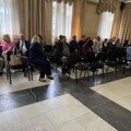 Odbornici SNS-a sede u svečanom salonu Skupštine grada