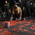 Počela fizička blokada Pravoslavnog bogoslovskog fakulteta: Dekan pozvao policiju, studenti drugih fakulteta došli da pruže…
