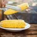 Leto ne može da prođe bez kuvanog kukuruza, ali… Dodajte ovaj jedan sastojak i sva zrna će biti mekana kao puter!