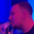 Šok na nastupu Uroša Živkovića Publika vrišti iz sveg glasa, pevač odmah reagovao! (Foto/video)