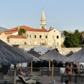 Pivo 9 evra, pica 22...: Turisti u Budvi zgranuti cenama, pored pića i hrane, uz račun od 133 evra naplatili im i ovo (foto)