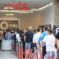 Start prodaje novih iPhone uređaja u Srbiji isto kada i u Americi Ljubitelji iPhone uređaja u redovima čekali otvaranje mts…