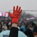 Сниматељ РТС носио беџ са крвавом шаком: Нису га пустили на Вучићеву конференцију