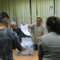 Konstitutivna sednica u Kuli, ispred zgrade opštine okupile se dve grupe građana: prisutna i policija