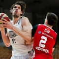 Pao mu mrak na oči! Boban Marjanović poludeo, hteo da bije navijača, smirivao ga Dončić (video)