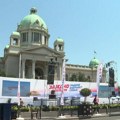 Građani pristižu ispred Skupštine: Počinje skup „Srbija jedna porodica“